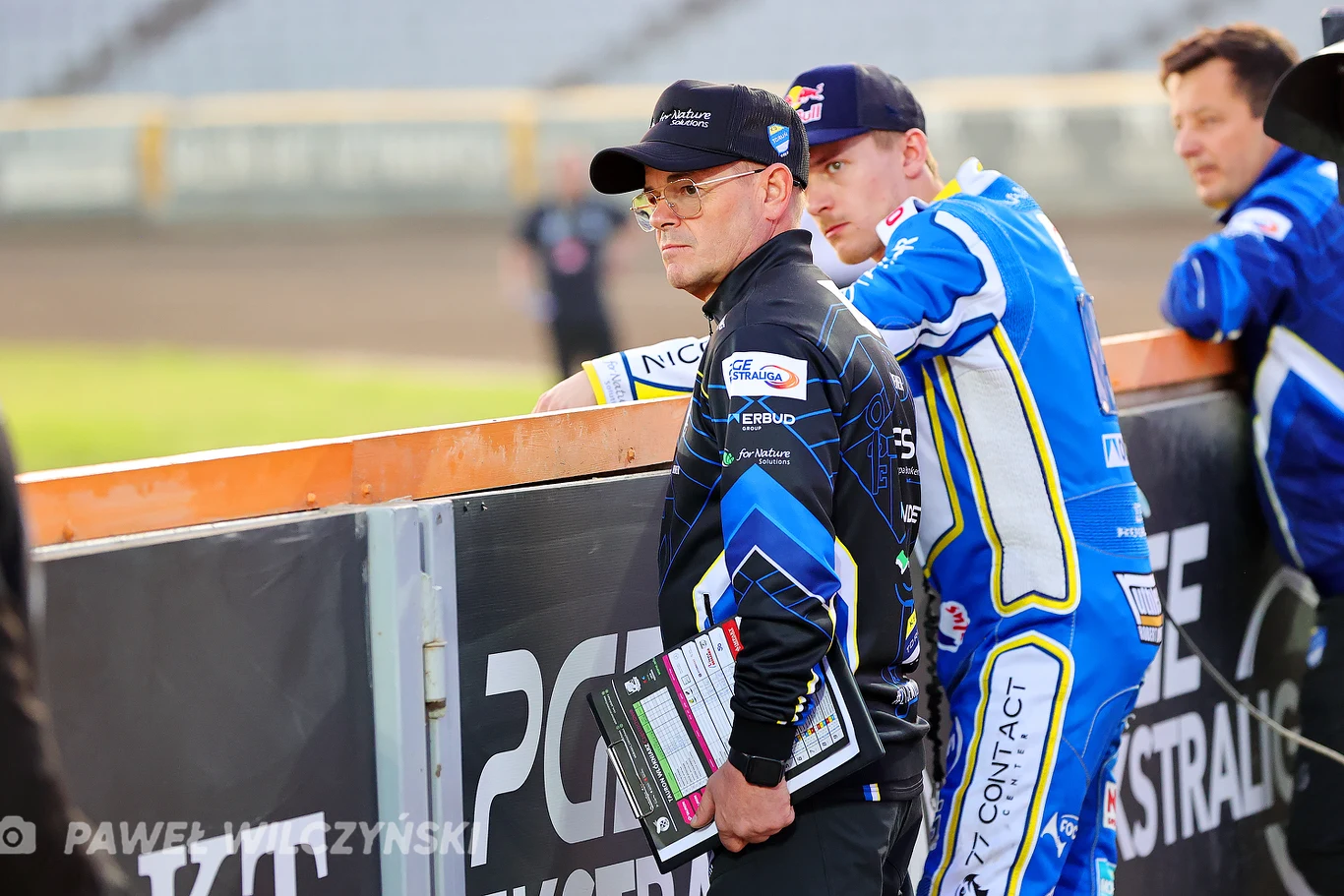 Robert Sawina w okularach