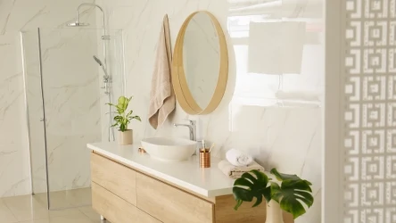 Jak urządzić małą łazienkę, aby była praktyczna i estetyczna?