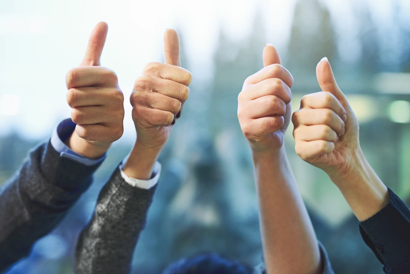 Uniesiony kciuk może zostać odebrany inaczej niż u nas...