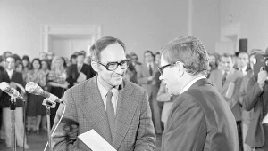 Maciej Szczepański wręcza Nagrody Radiokomitetu (1975)