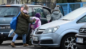 Odwozisz dzieci samochodem do szkoły? Według ekspertów tylko mu szkodzisz