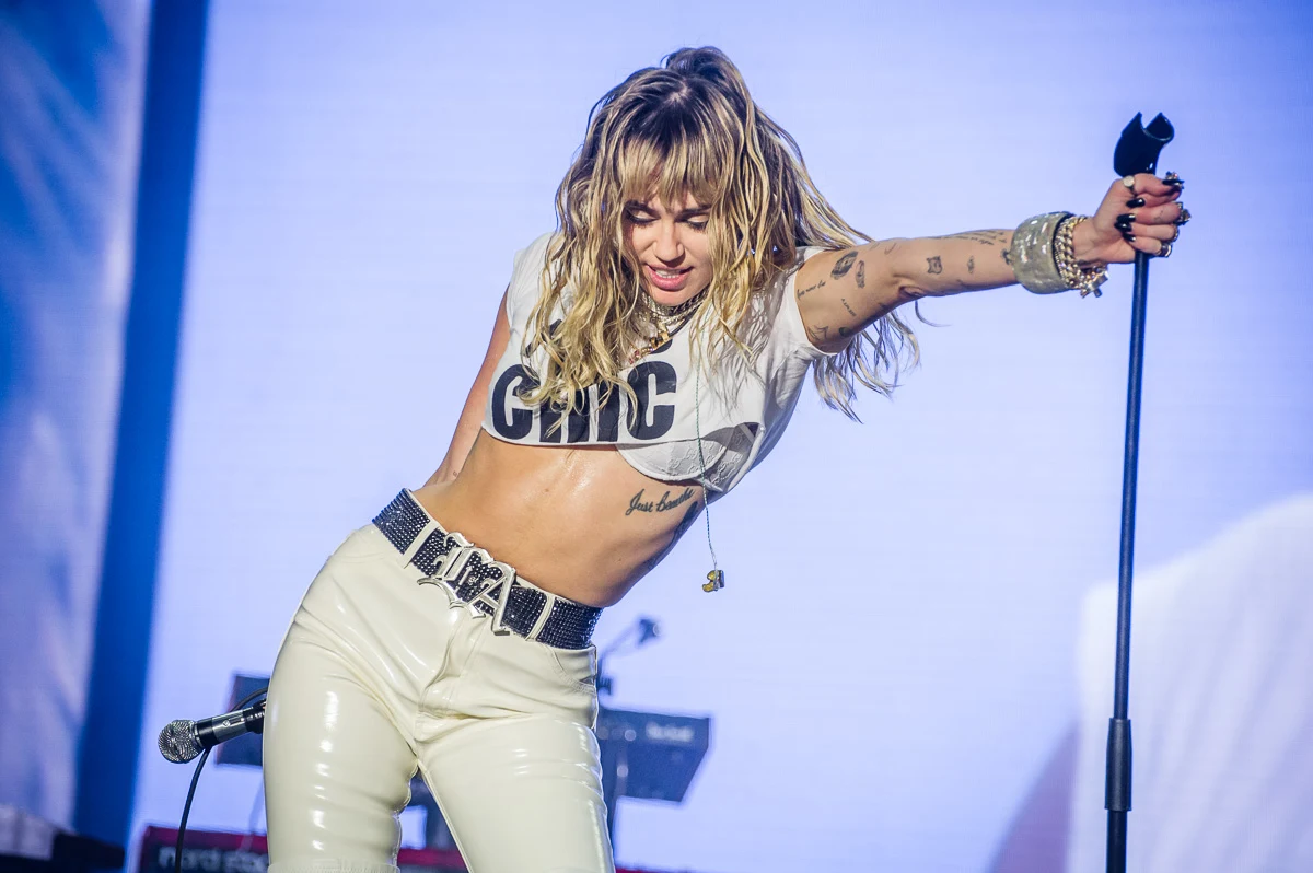 Miley Cyrus podczas koncertu na Orange Warsaw Festival w 2019 roku Miley Cyrus podczas koncertu na Orange Warsaw Festival w 2019 roku