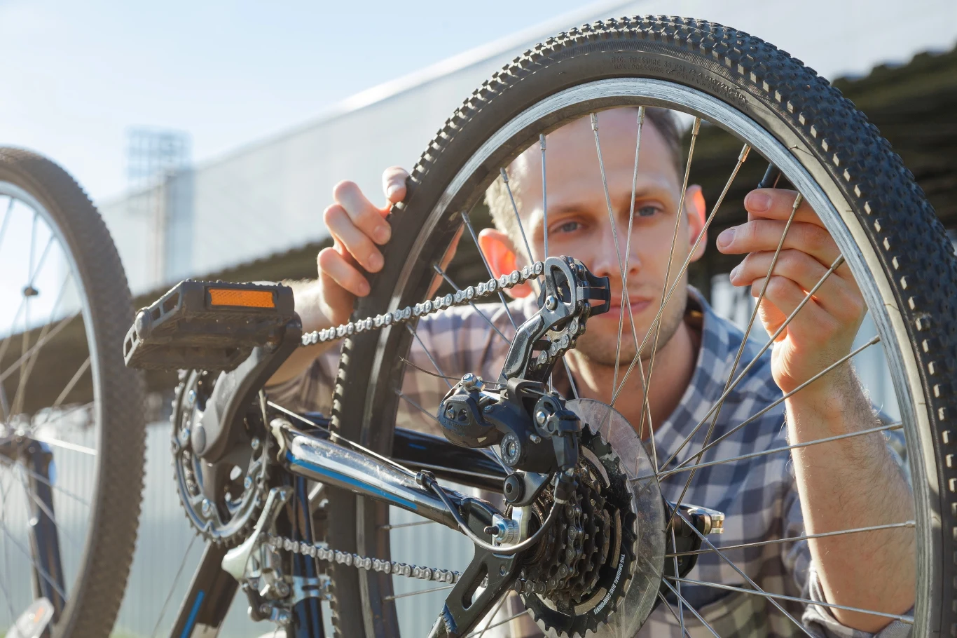 Przed rozpoczęciem sezonu warto wykonać przegląd roweru i skompletować obowiązkowe wyposażenie