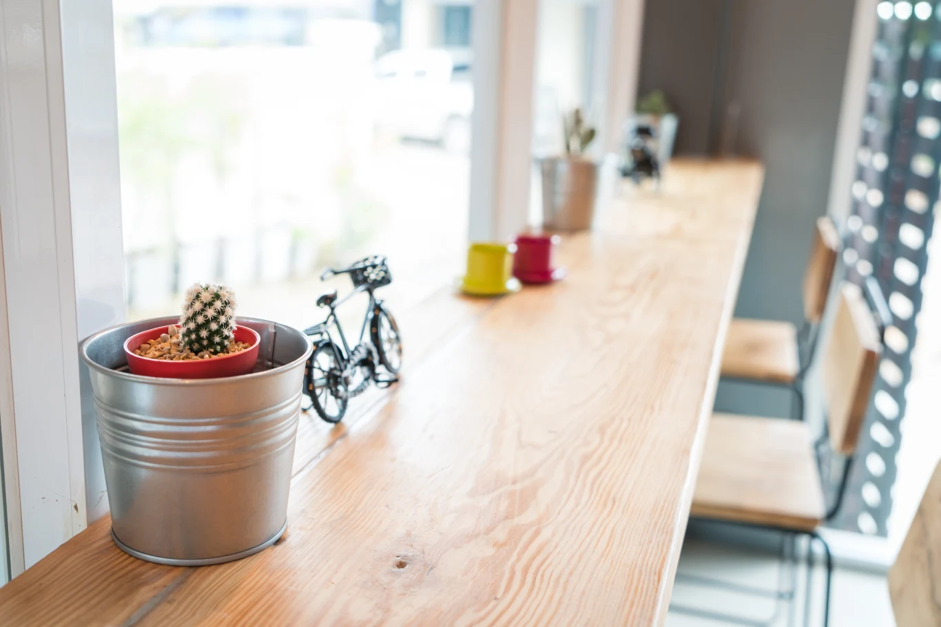 Warto wykorzystać przestrzeń przy oknie, która może nam zastąpić stół