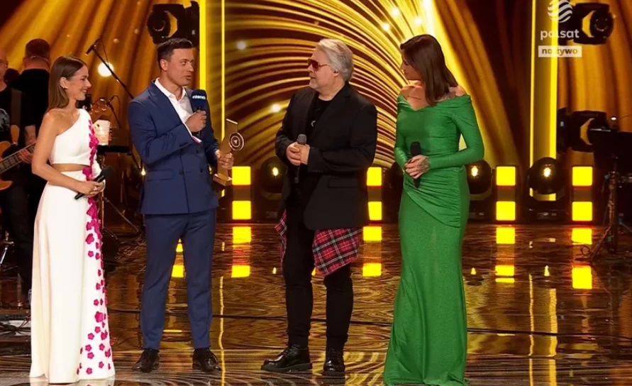 Zespół IRA odbiera nagrodę z rąk redaktora naczelnego portalu Intera, Piotra Witwickiego Zespół IRA odbiera nagrodę z rąk redaktora naczelnego portalu Intera, Piotra Witwickiego