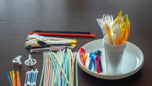 Czeka nas rewolucja dotycząca plastikowych naczyń, sztućców i opakowań jednorazowego użytku. Niektóre przepisy unijnej dyrektywy SUP już obowiązują
