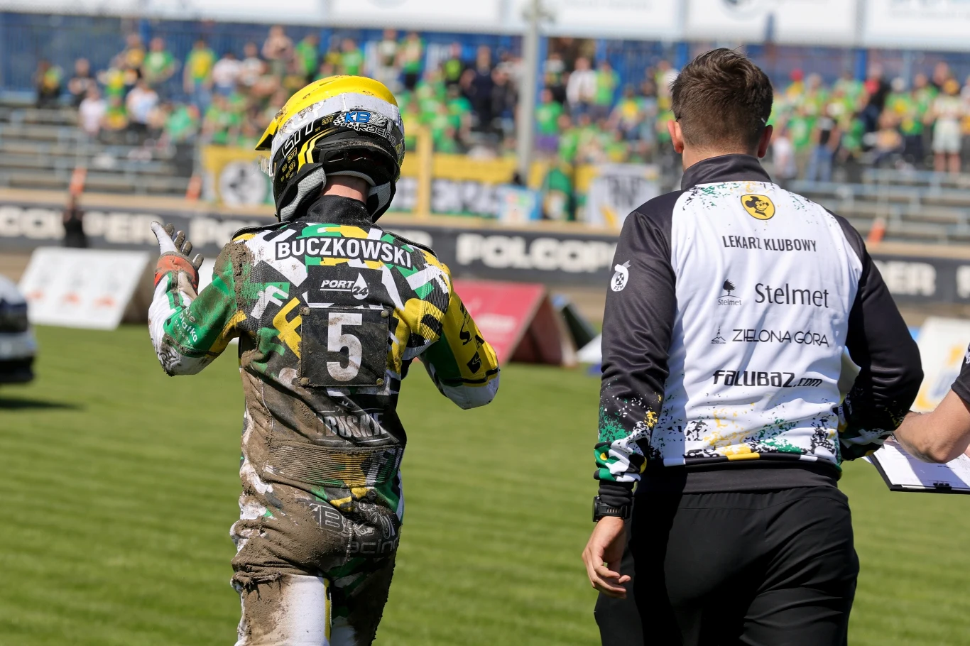 Krzysztof Buczkowski po upadku idzie do parku maszyn Krzysztof Buczkowski po upadku idzie do parku maszyn