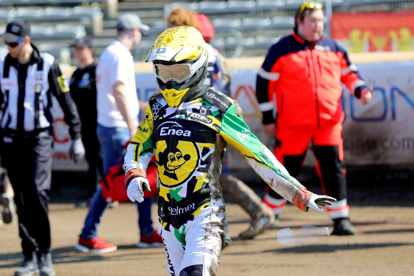 Krzysztof Buczkowski podnosi się z toru po upadku Krzysztof Buczkowski podnosi się z toru po upadku