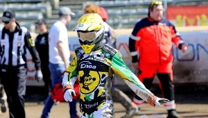 Krzysztof Buczkowski podnosi się z toru po upadku