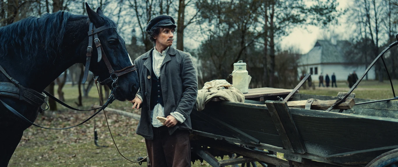 Producent filmu, Tomasz Kubski, tak mówi o produkcji: "Wszyscy zadają nam przemiennie dwa pytania: 'Dlaczego?', 'Po co?'.  Odpowiedź jest banalnie prosta: to jest początek całej historii i to miała być pierwsza część kultowej serii, ale pod koniec lat 60. ze względów politycznych nikt by nie pozwolił na produkcję filmu, który w negatywny, trochę prześmiewczy sposób ukazuje bratni naród radziecki. Tak naprawdę trylogia bez części, którą obecnie produkujemy jest niepełna, uboższa o świat, w którym Pawlak pierwszy raz się zakochał, pierwszy raz miał złamane serce, pierwszy raz walczył o swoje".