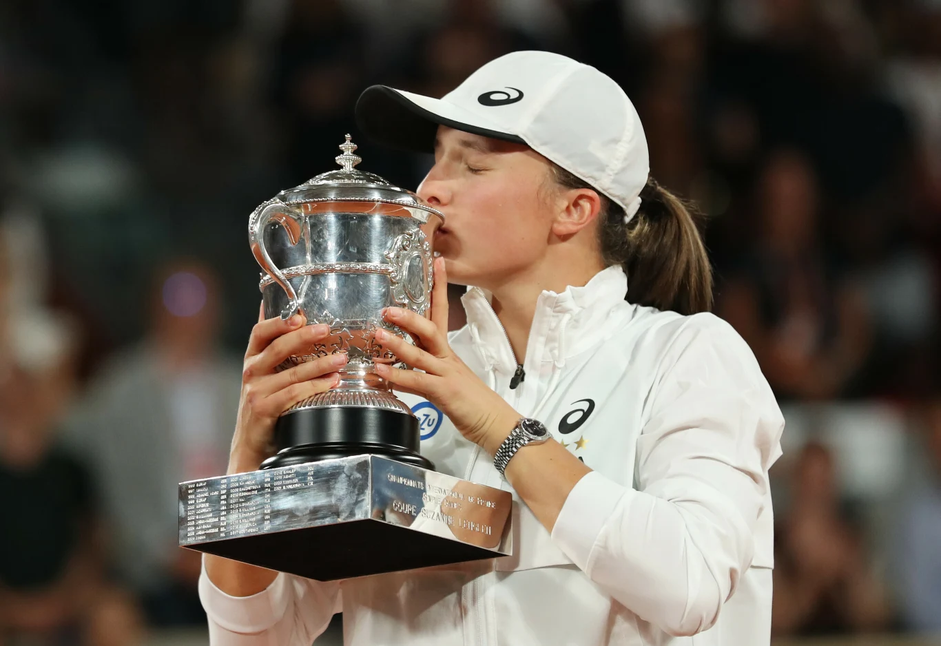 Na zdjęciu Iga Świątek tryumfująca podczas Roland Garros 2022. Na zdjęciu Iga Świątek tryumfująca podczas Roland Garros 2022.