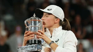 Na zdjęciu Iga Świątek tryumfująca podczas Roland Garros 2022.