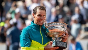 Rafael Nadal świętuje zwycięstwo podczas turnieju Rolanda Garrosa 2022.
