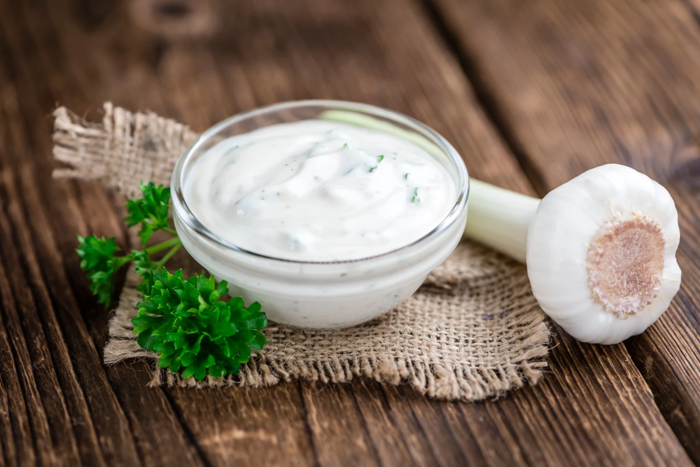 Sos czosnkowy bez majonezu jest o wiele zdrowszy Sos czosnkowy bez majonezu jest o wiele zdrowszy