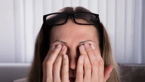 Cyfrowe zmęczenie wzroku to zjawisko powszechne. Jakie ćwiczenia mogą pomóc oczom? Wymieniamy pięć takich, które warto wykonywać regularnie