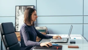 Umowa zlecenie. Jeśli spełniasz te warunki, pracodawca musi zatrudniać na umowę o pracę