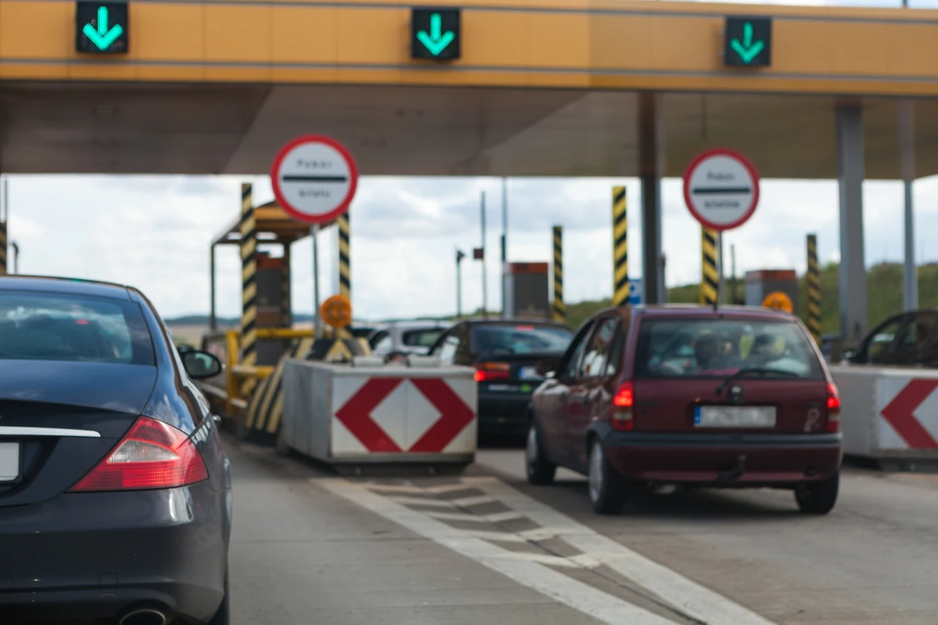 Ile wynoszą opłaty za autostrady w Polsce? Kiedy zostaną zniesione?