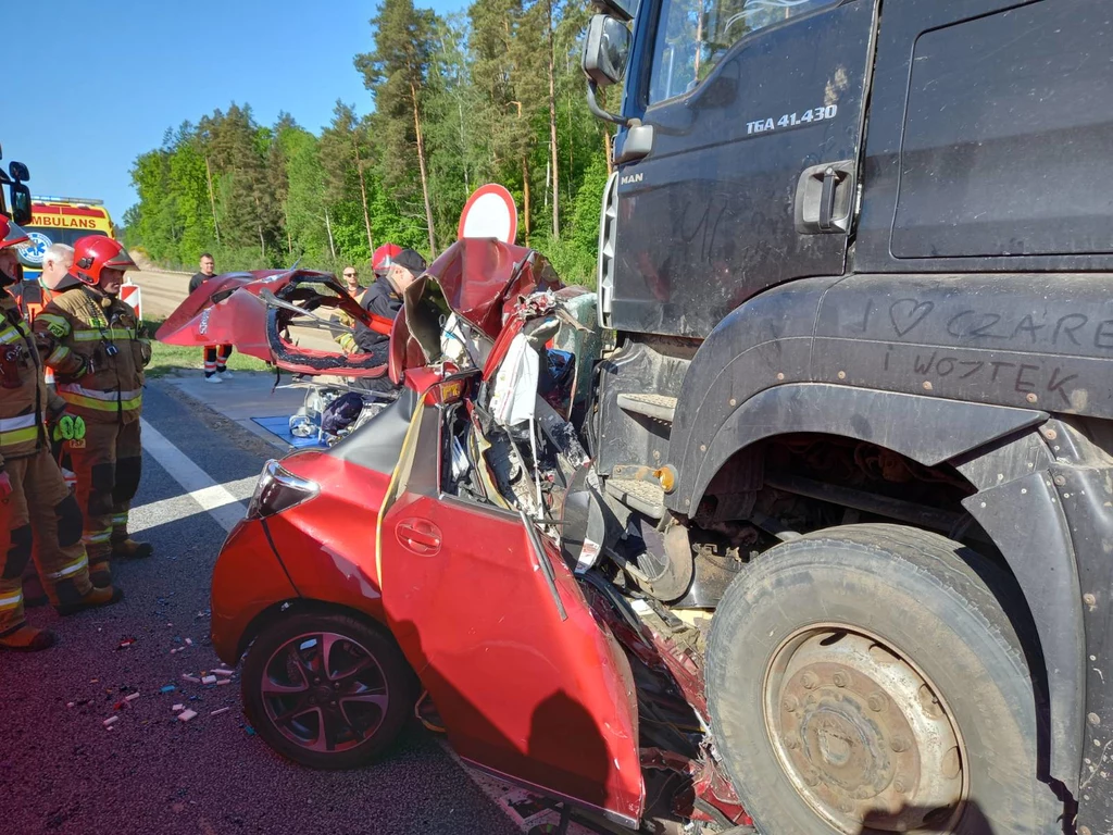 W wypadku zginęły trzy osoby jadące Toyotą, w tym dwoje dzieci / Fot: Straż Pożarna