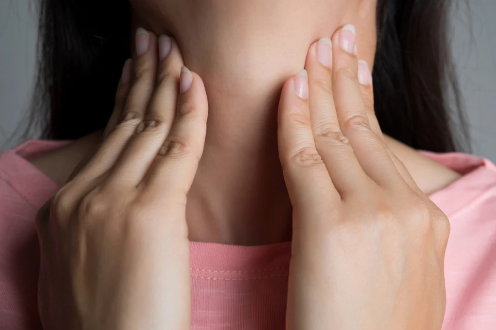 Pieczenie języka często tłumaczymy mrozem i suchym powietrzem. Czasem to pierwszy sygnał, że w organizmie rozwija się infekcja W przypadku nowotworu jamy ustnej, zmiany w postaci zgrubień oraz guzków mogą pojawić się również w okolicy szyi