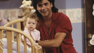 John Stamos z jedną z sióstr Olsen na planie "Pełnej chaty"