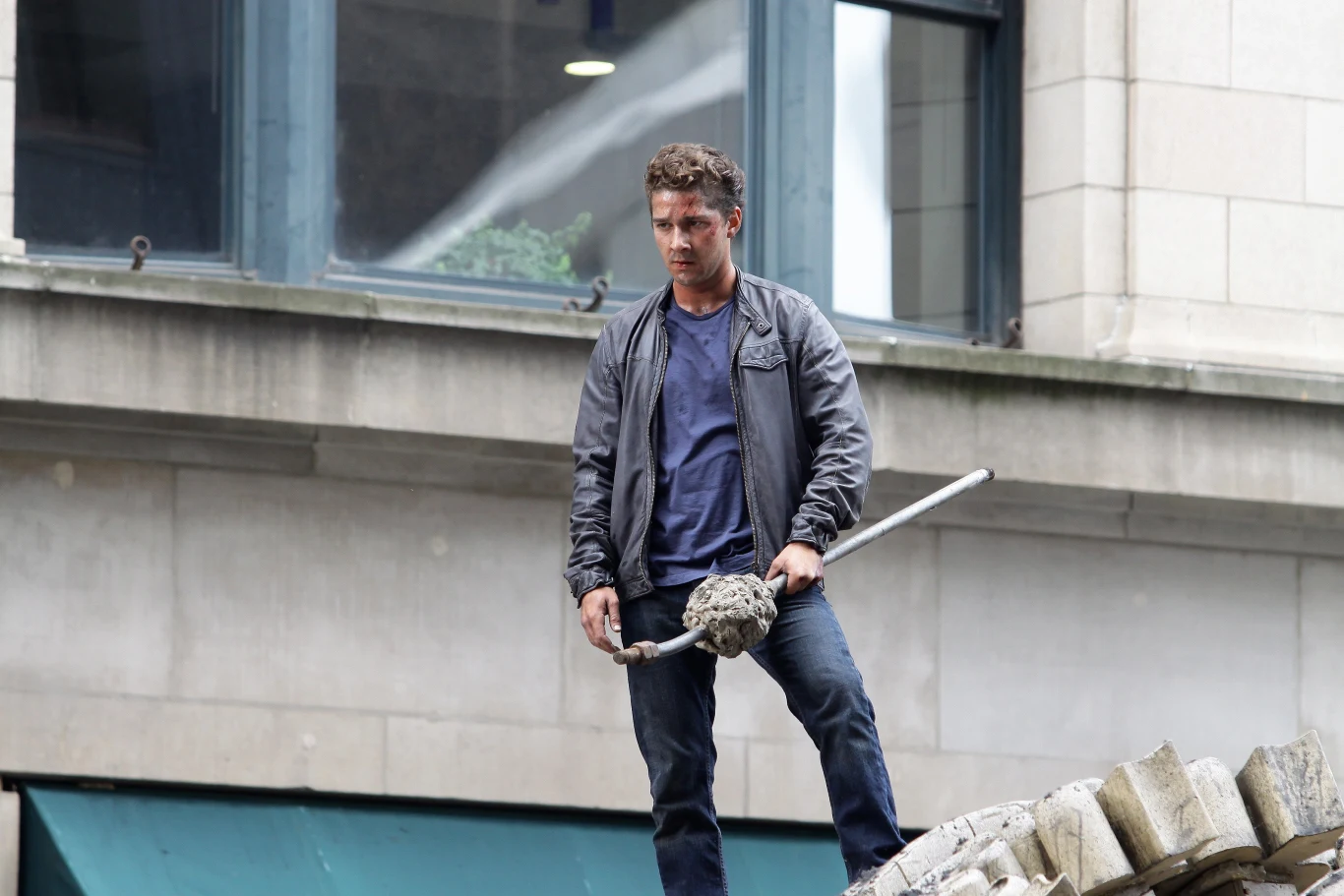 Shia Labeouf jako Sam Witwicky na planie filmu "Transformers 3"