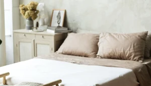 Jak urządzić małą sypialnię? Te aranżacje to wnętrzarskie hity