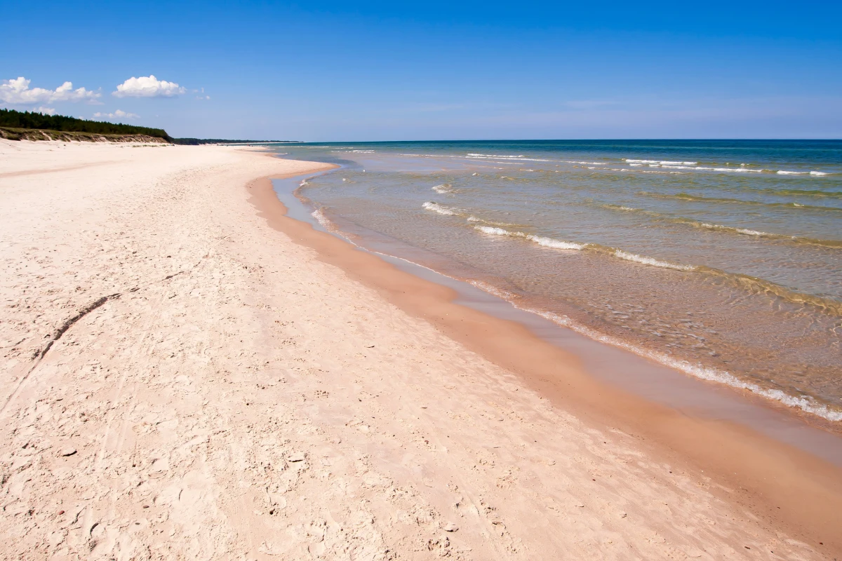 Gdzie szukać tańszych miejsc turystycznych nad polskim morzem?