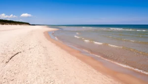 AI wybrała najładniejszą plażę nad Bałtykiem. Słynie z białego piasku i turkusowej wody 