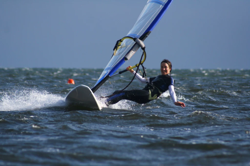 Windsurfing to rodzaj żeglarstwa wodnego, uprawiany przy użyciu deski z żaglem