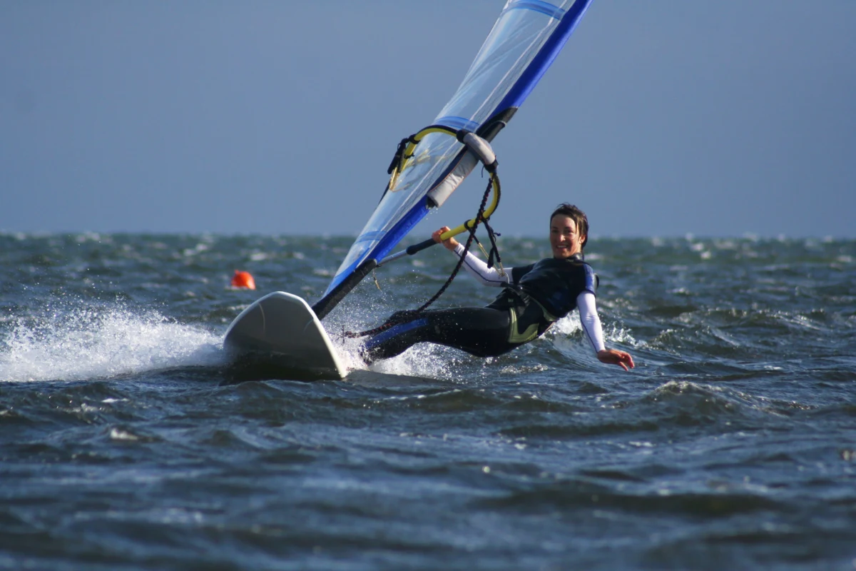 Osoba na windsurfingu, pływa po morzu 