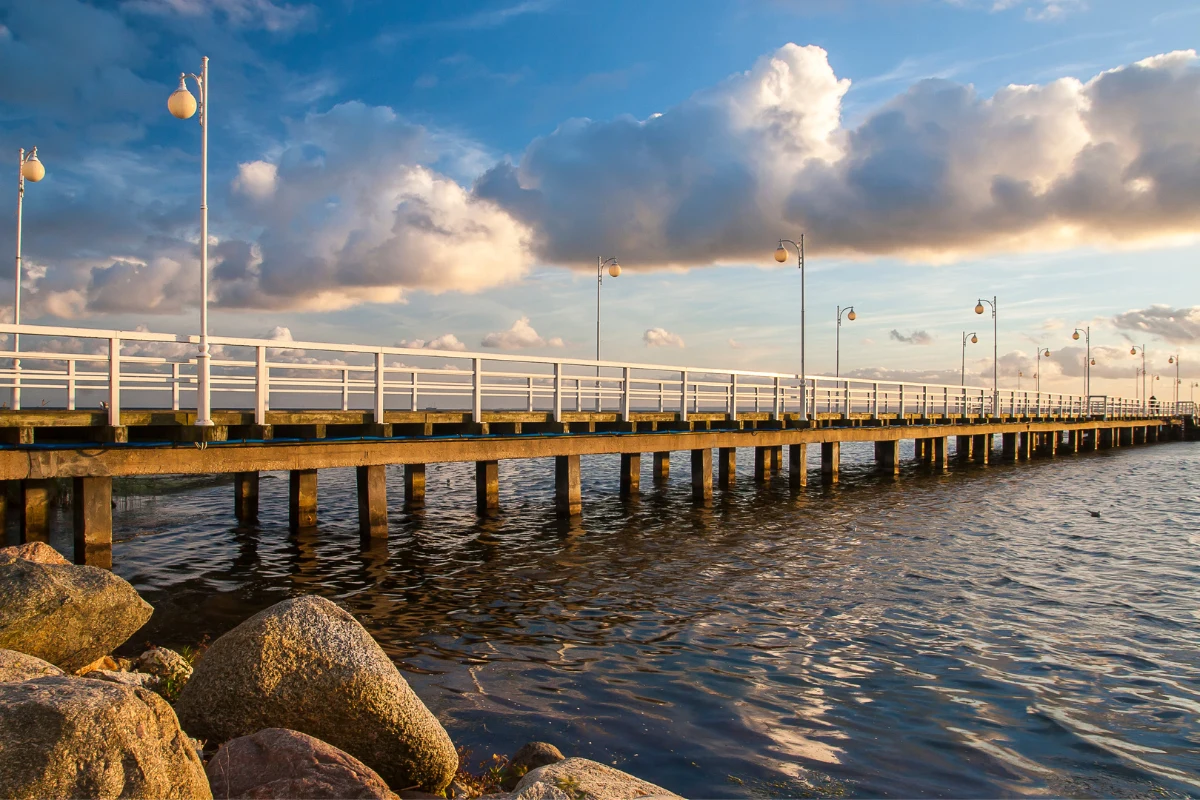 W Juracie można spacerować po pięknych plażach, a także po drewnianym molo.