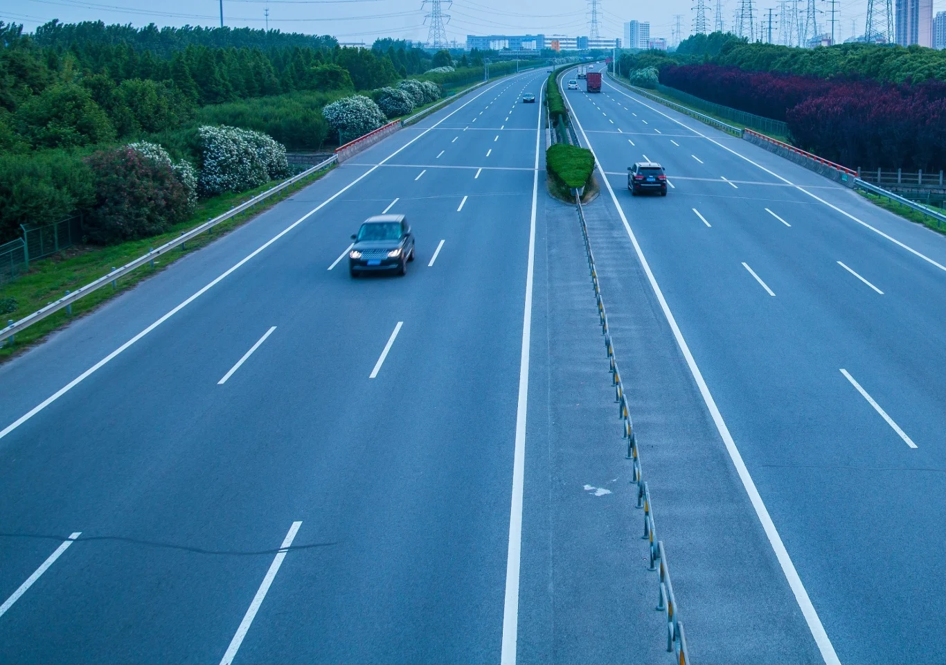 Jazda środkowym pasem to częste zjawisko. Kierowcy często traktują go jako "domyślny".