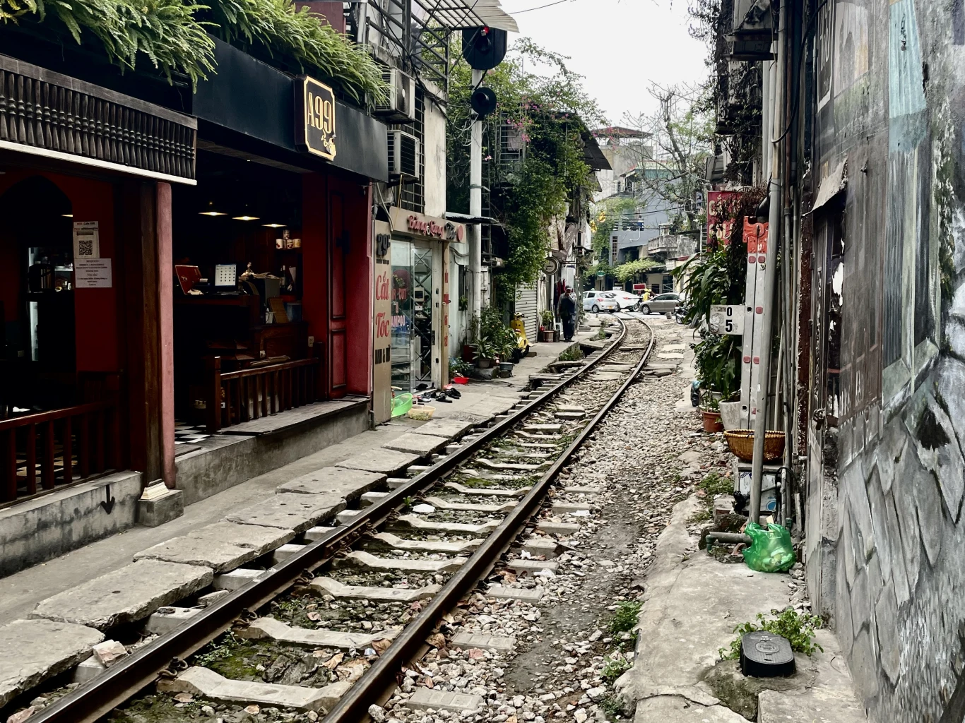 Najpopularniejsza instagramowa atrakcja Hanoi - ciasna uliczka z torami kolejowymi, po których regularnie jeździ pociąg Najpopularniejsza instagramowa atrakcja Hanoi - ciasna uliczka z torami kolejowymi, po których regularnie jeździ pociąg