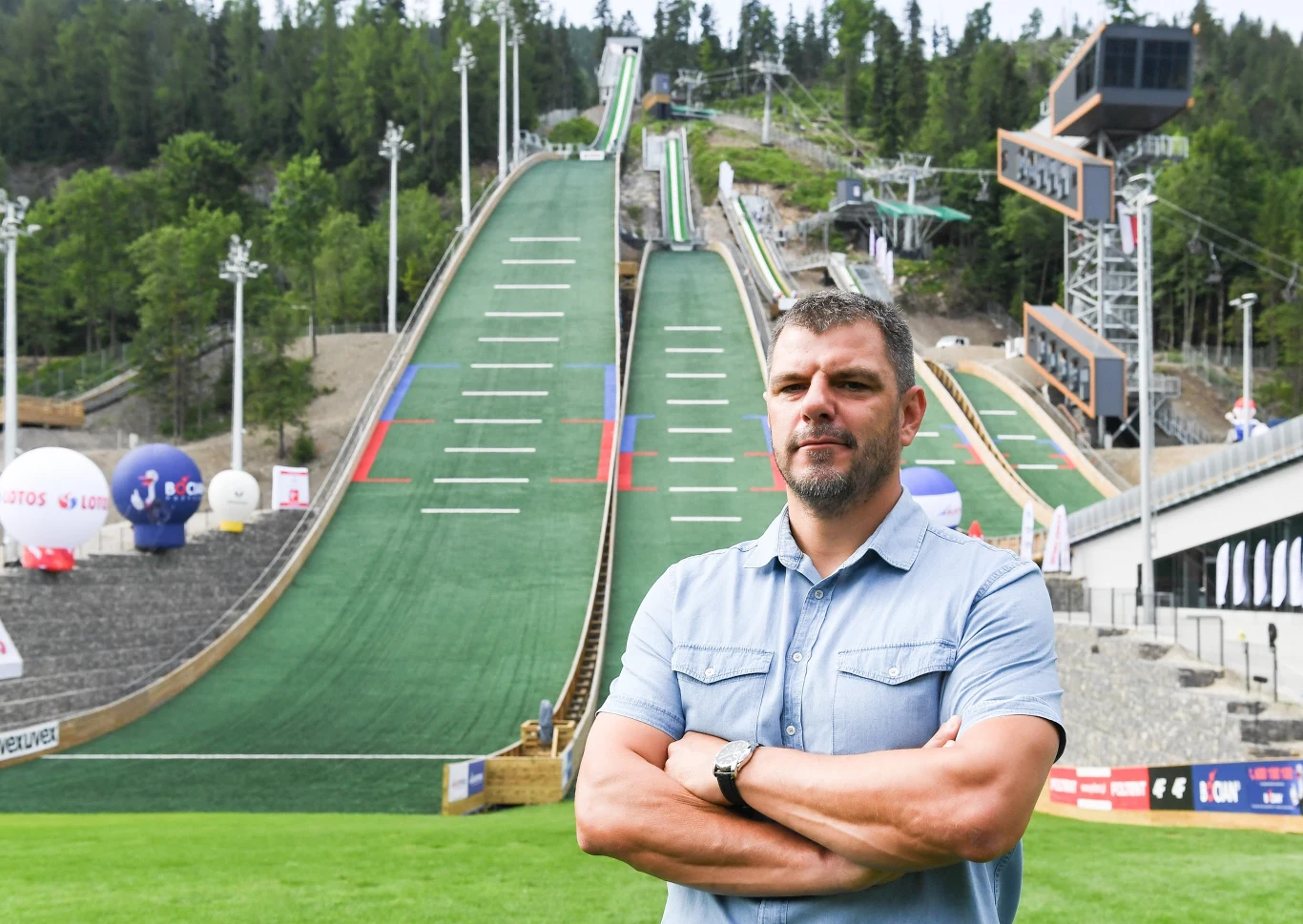 Sebastian Danikiewicz, dyrektor COS w Zakopanem na tle Średniej Krokwi