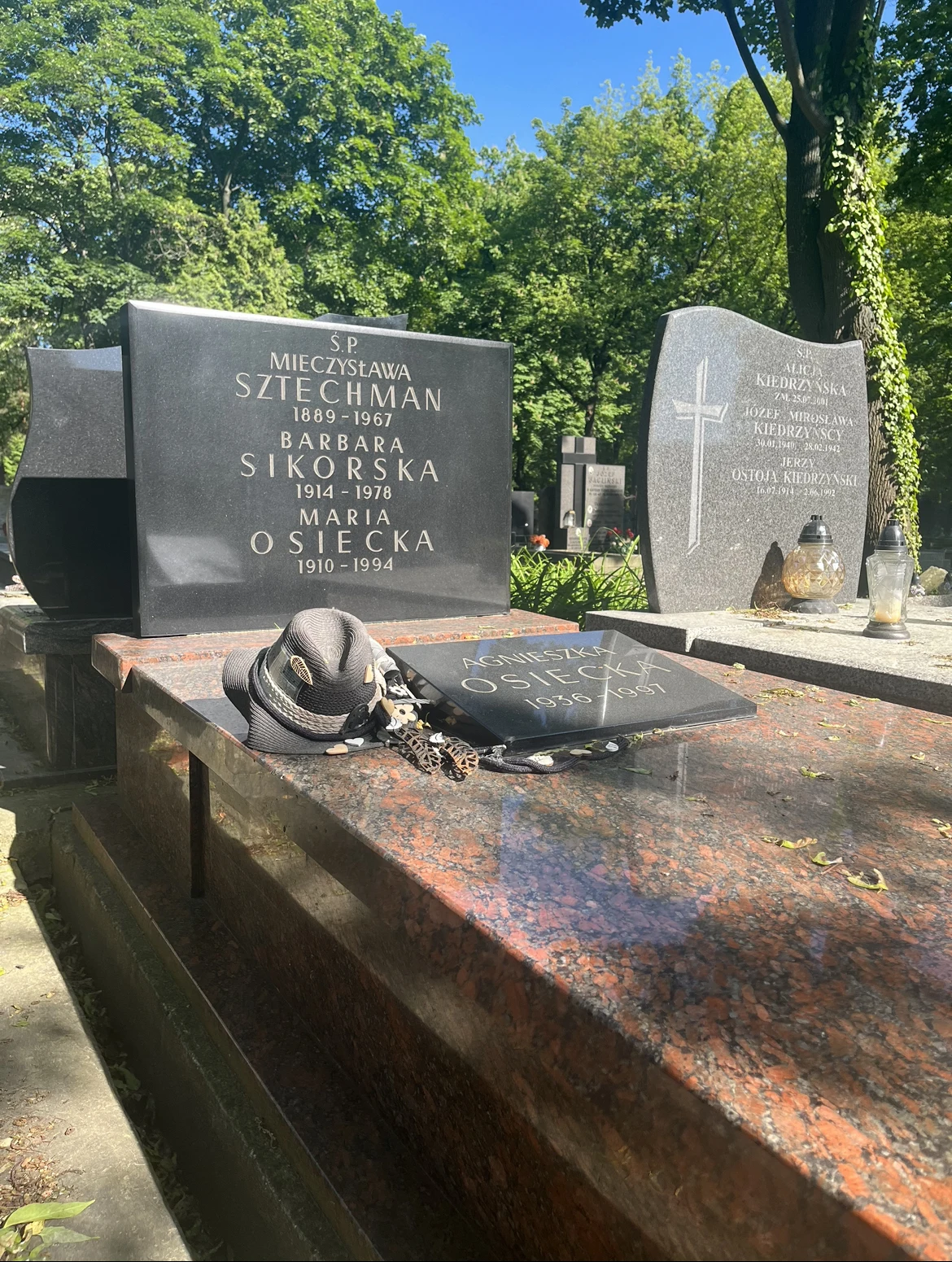 Grób Agnieszki Osieckiej na warszawskim cmentarzu Grób Agnieszki Osieckiej na warszawskim cmentarzu