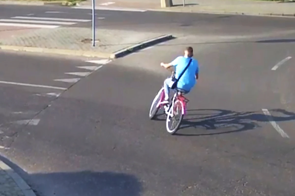 Pijany rowerzysta jechał pod prąd na rondzie. Pijany rowerzysta jechał pod prąd na rondzie.