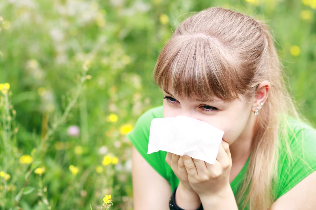 Alergia objawia się zatkanym nosem, kichaniem, dusznością, zaczerwienieniem oczu i bólem głowy.