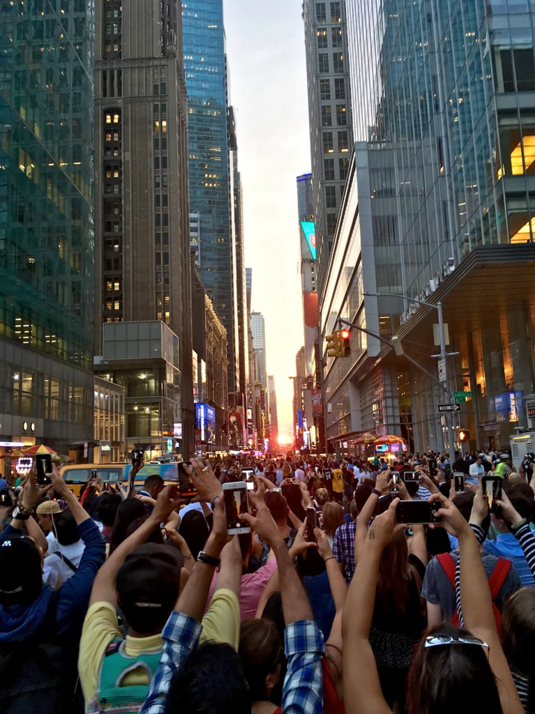 Turyści obserwujący Manhatanhenge w lipcu 2016 roku / źródło: Wikipedia