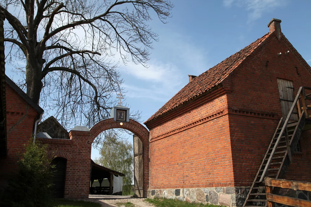 Brama do klasztoru starowierców w Wojnowie