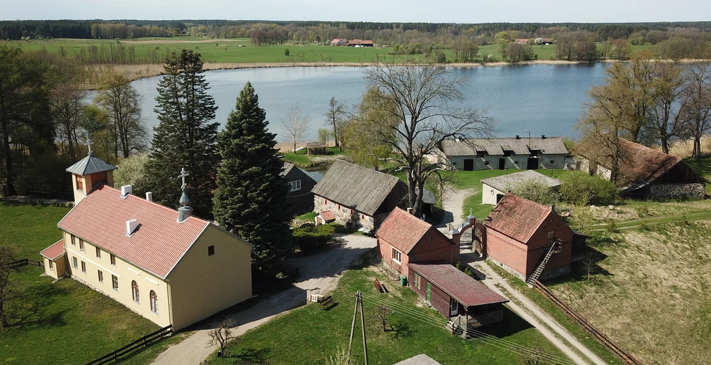 Widok na jezioro Duś od strony klasztoru starowierców w Wojnowie