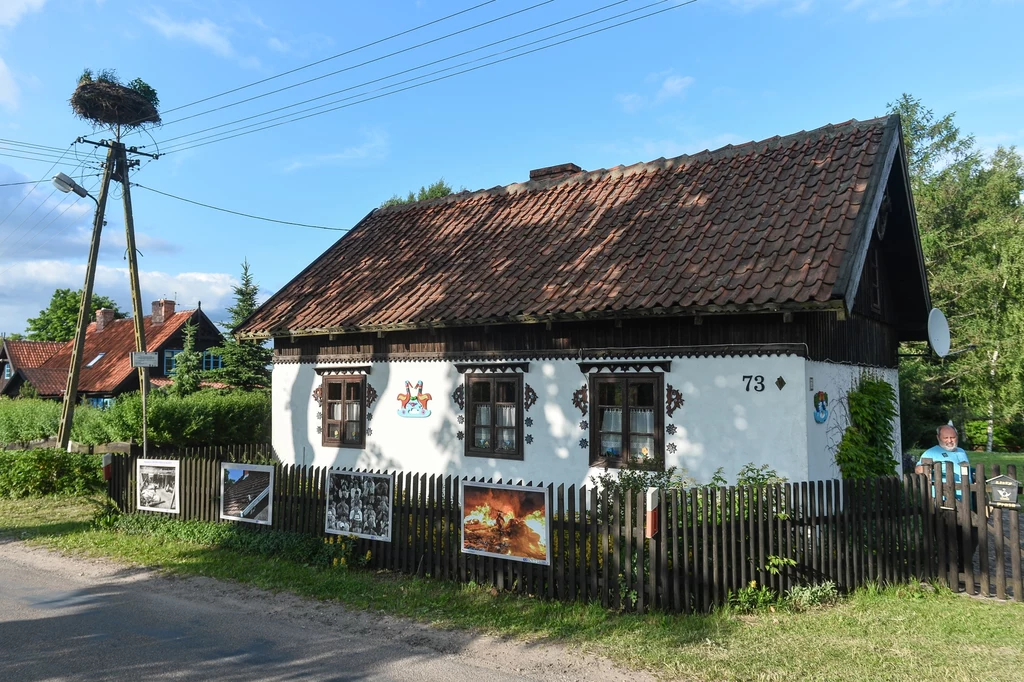 Wojnowski Festiwal Fotografii przed mazurską chatą. 