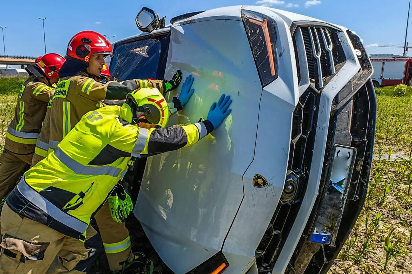 Hamulce się poddały. Lamborghini dachowało w polu/Facebook Straż Pożarna OSP-Ożarów Maz./zrzut ekranu Hamulce się poddały. Lamborghini dachowało w polu/Facebook Straż Pożarna OSP-Ożarów Maz./zrzut ekranu