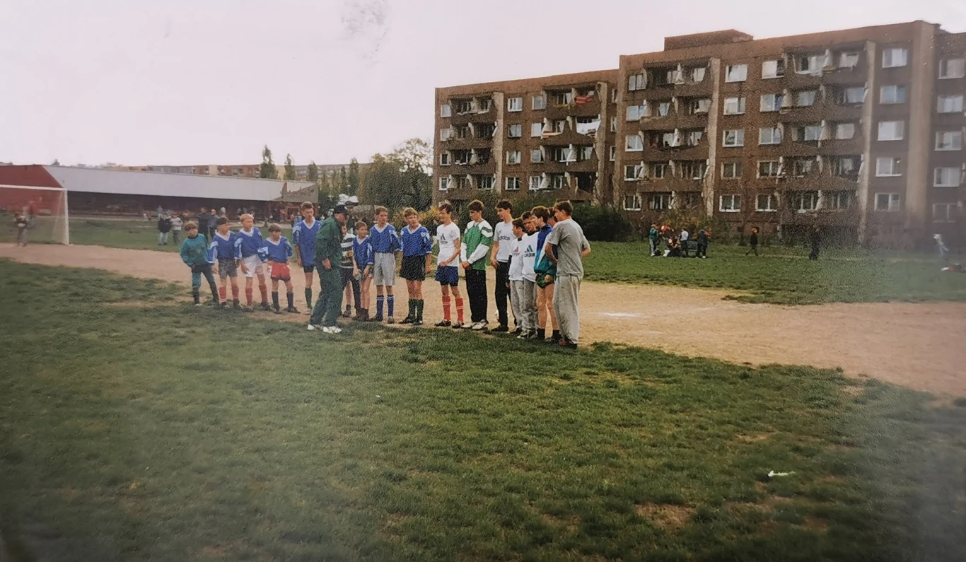 Eugeniusz Drewniak podczas meczu Ligi Rataj w latach 90., w tle Market Pozperito na osiedlu Rusa w Poznaniu