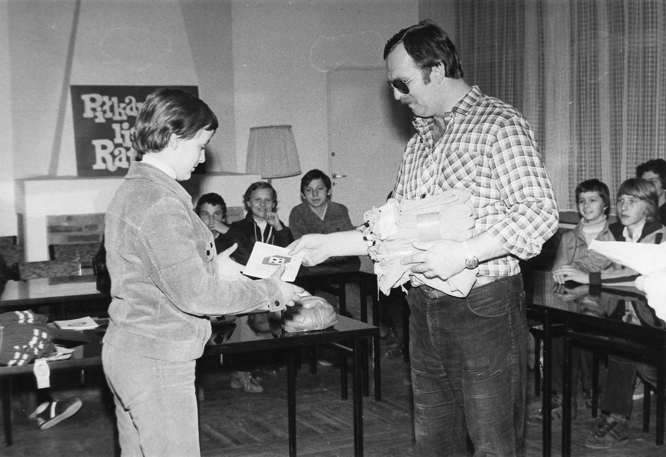 Eugeniusz Drewniak podczas wręczania nagród za Ligę Rataj