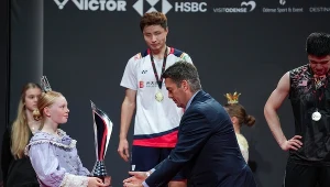 Poul-Erik Hoyer Larsen, szef BWF, wręcza nagrodę