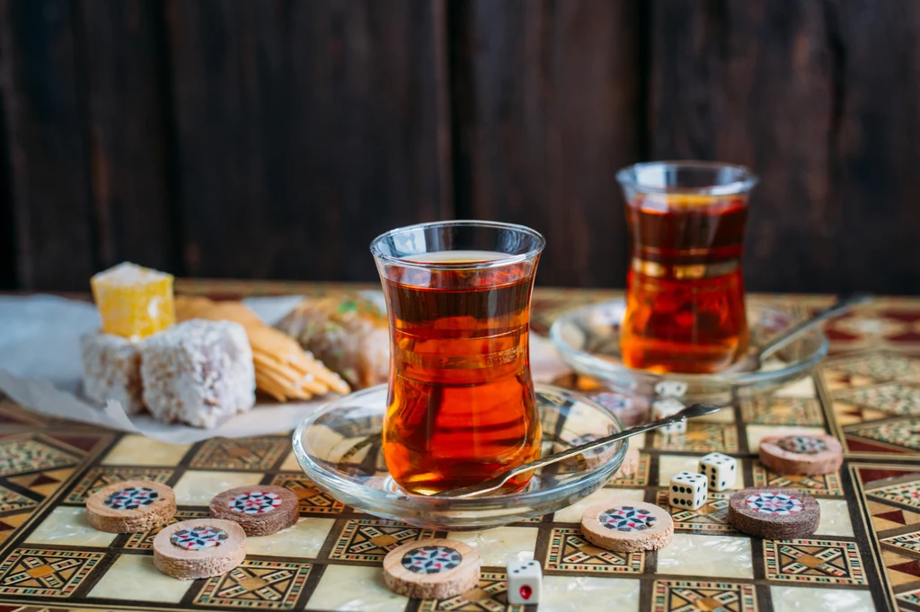 Nie odmawiaj, gdy Turcy częstują cię herbatą