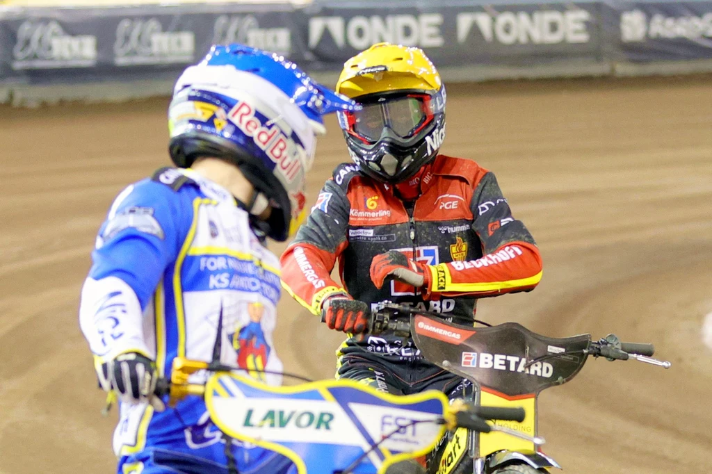 Robert Lambert i Piotr Pawlicki dziękują sobie za walkę na torze Robert Lambert i Piotr Pawlicki dziękują sobie za walkę na torze
