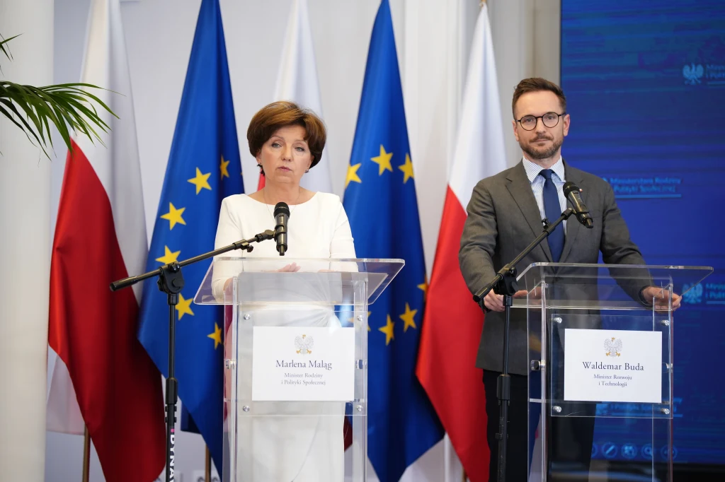 Minister rodziny i polityki społecznej Marlena Maląg oraz minister rozwoju Waldemar Buda na konferencji prasowej