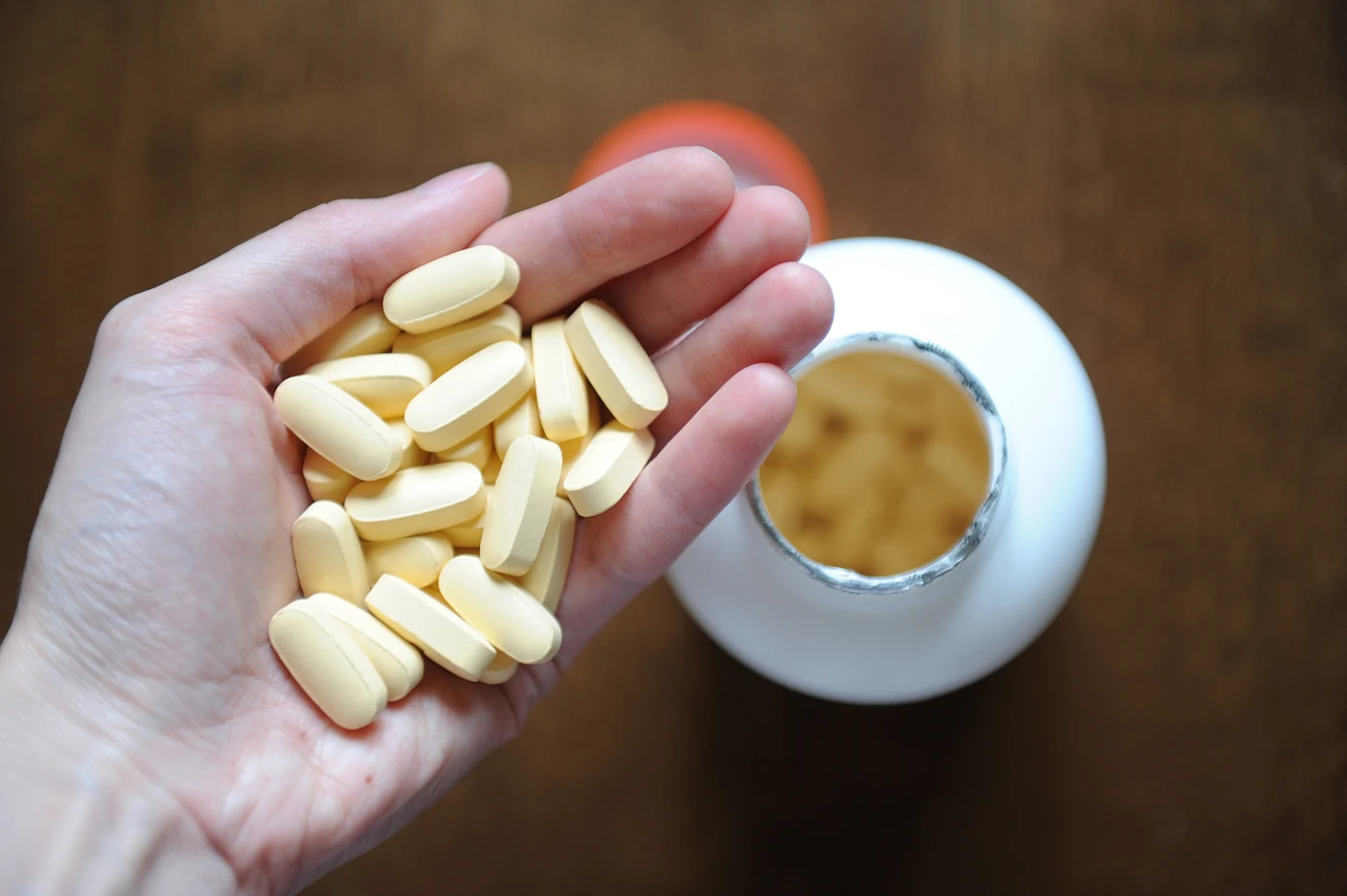 Niedobory magnezu najczęściej wynikają z nieprawidłowej diety lub problemów z wchłanianiem pierwiastków 