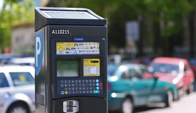 Sprytny sposób na darmowe parkowanie. Znajdź ten przycisk na parkomacie